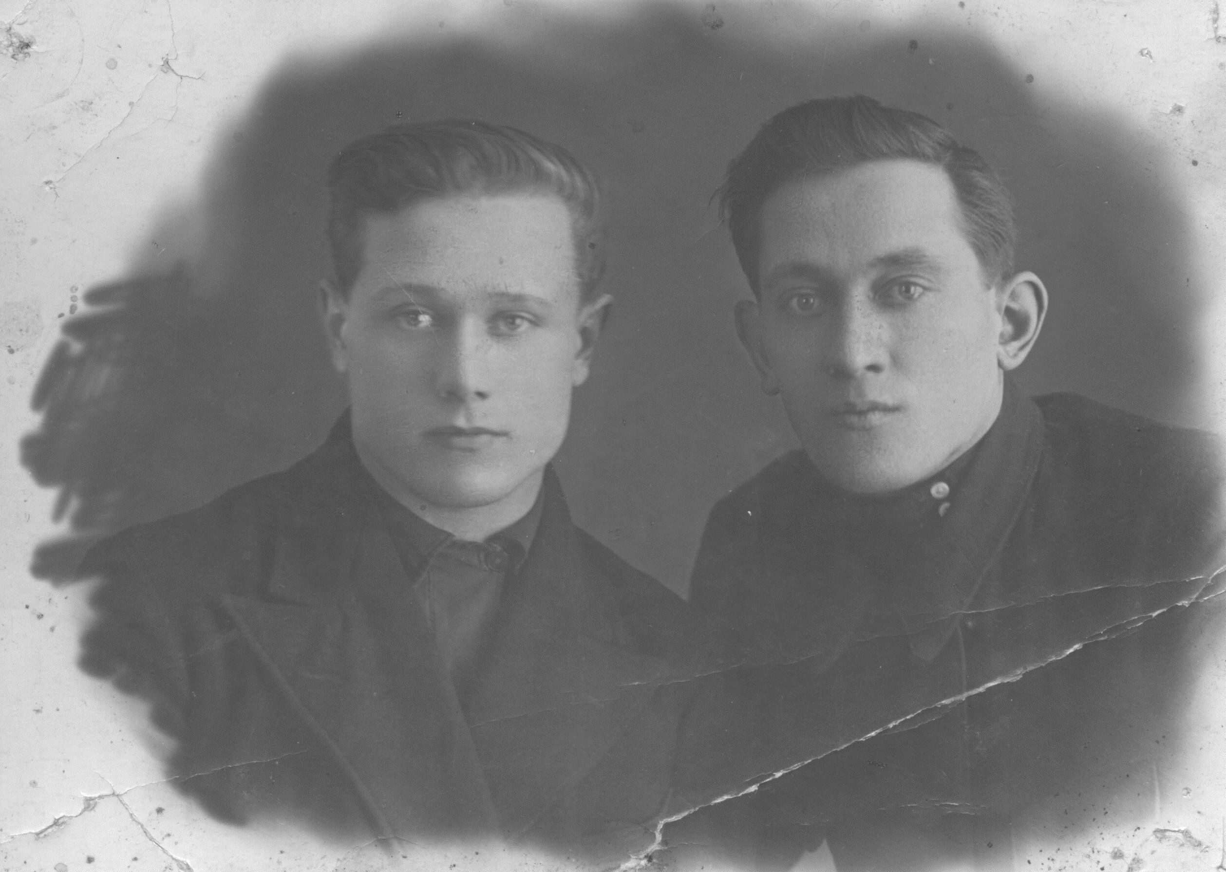 Изображение М.А. Небогатов (слева) с братом Г.А. Небогатовым перед отправкой на фронт. 1941 год.