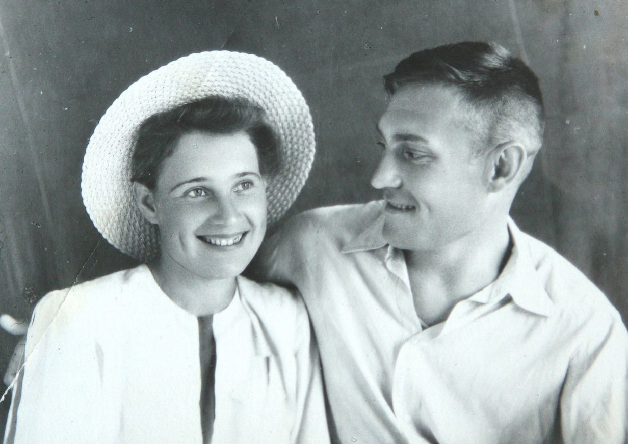 Изображение Е.С. Буравлёв с супругой В.У. Савицкой.  г. Междуреченск. 1955 г.  Из личного архива В.У. Савицкой.