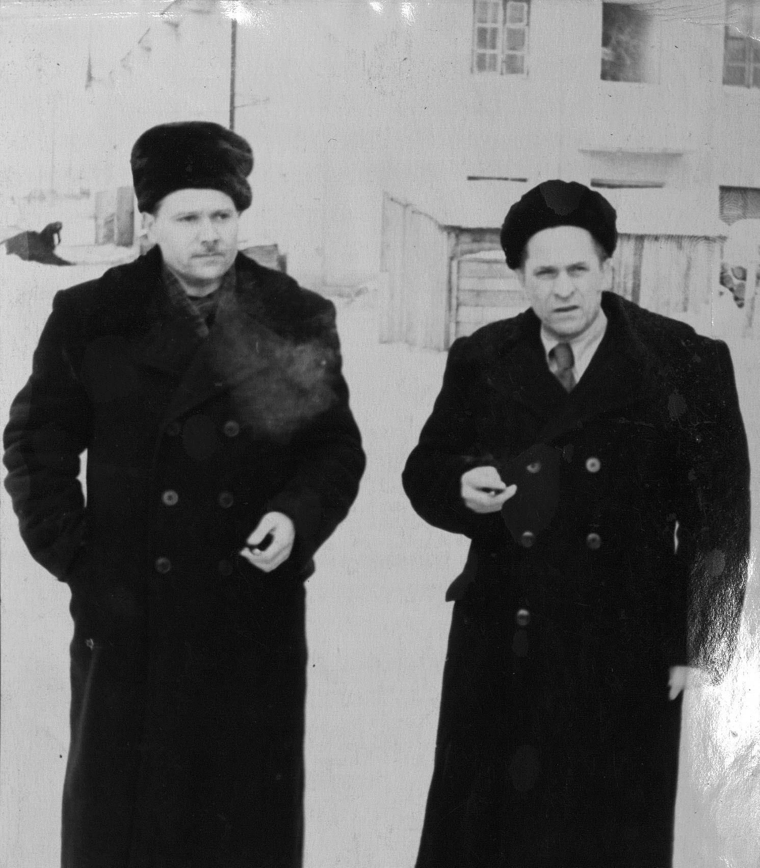Изображение М.А. Небогатов (слева) и писатель, журналист И.А. Балибалов (без даты).